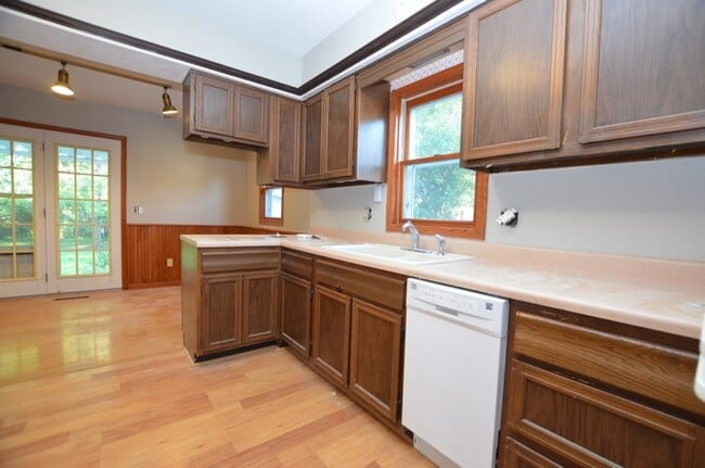 Building Photo - Cute Merle Hay Home!