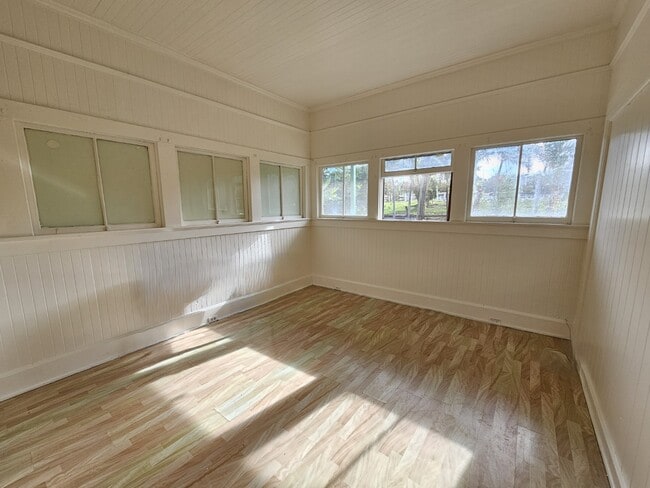 Building Photo - 2 Bed 1 Bath Apartment with one parking.  Tenant pay all utilities.