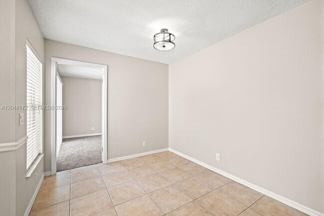 Building Photo - 1542 N Lawnwood Cir
