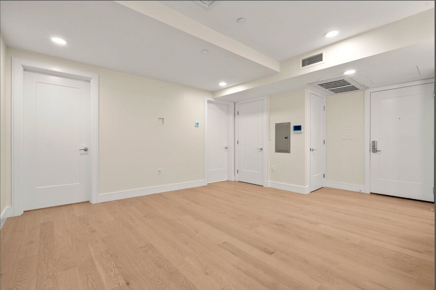 Building Photo - 305 Border St