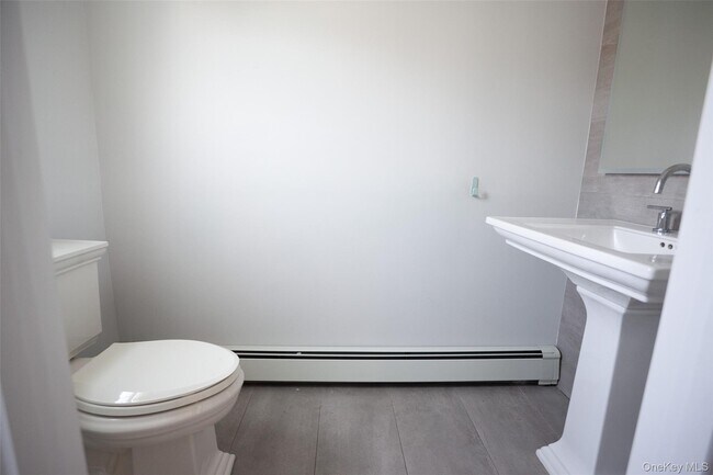 Building Photo - 355 E Beech St