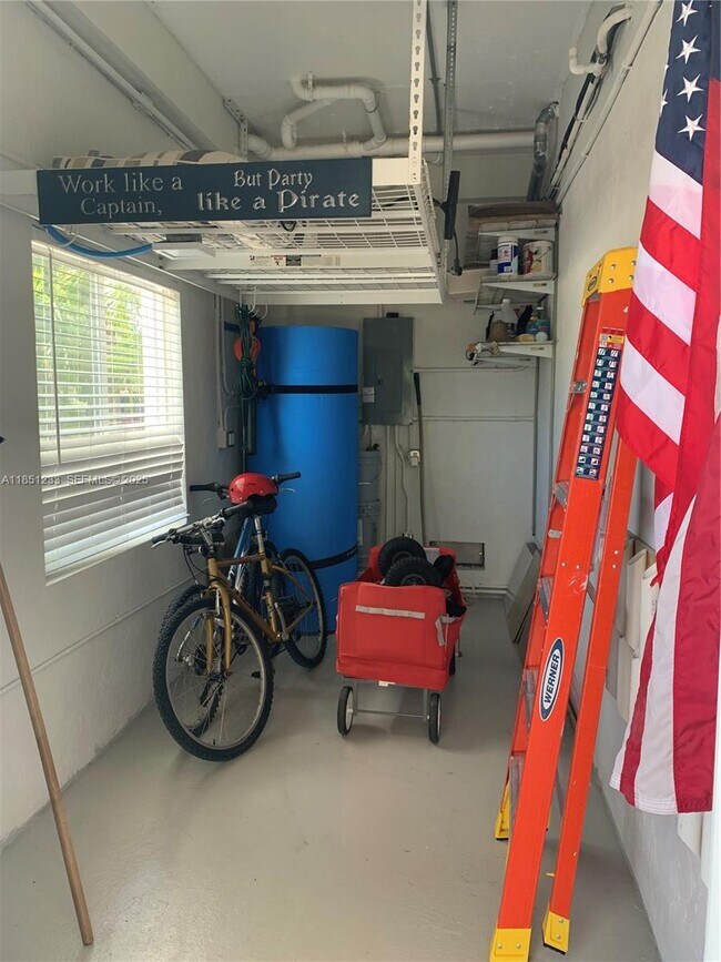 Building Photo - 112 Captains Ct