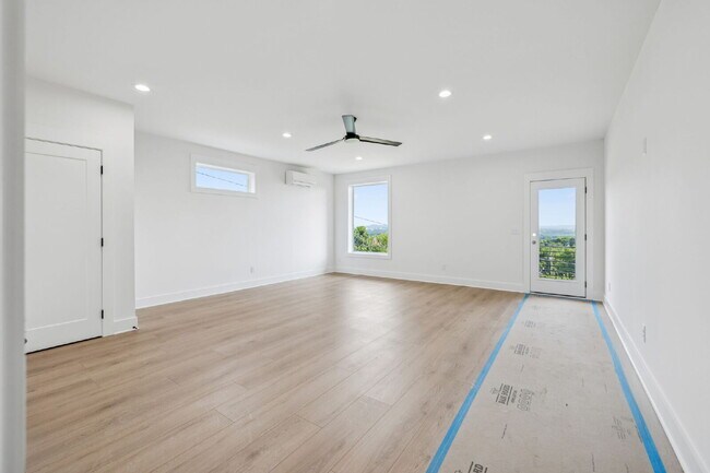 Building Photo - "Spacious 4-Bed, 4-Bath Gem in Nashville -...