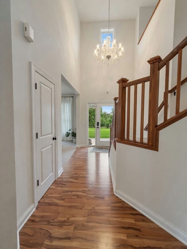 Building Photo - Beautiful 5bed 4bath Home, Nestled in a Prime Plymouth Neighborhood