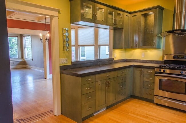 Building Photo - 4Bd/2.75Ba Seattle House