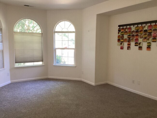 Building Photo - Large north Chico home available now