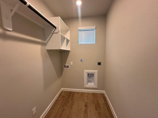 Building Photo - 6030 Cottontail Ln