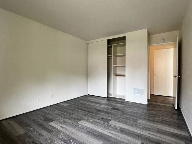 Building Photo - 1 Bedroom Townhome in Goleta