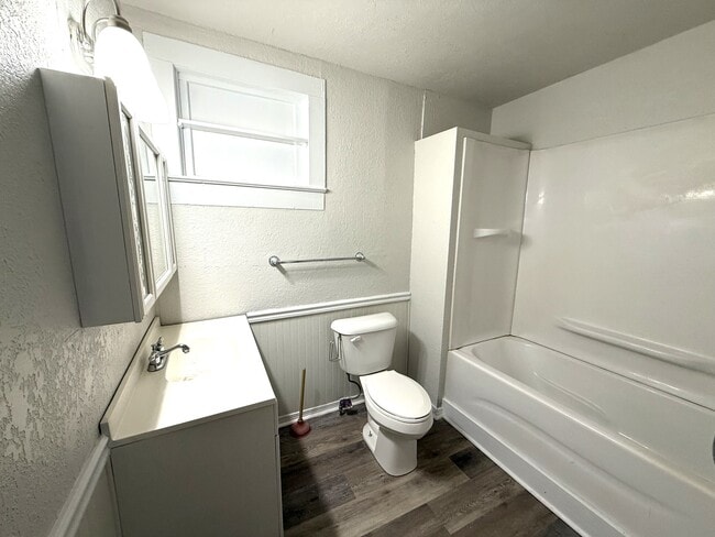 Building Photo - 524 Carter St SE