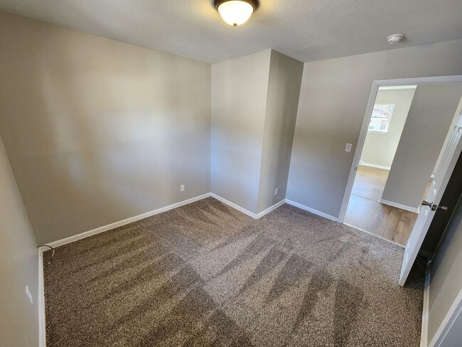 Building Photo - Spacious 3-Bedroom, 1-Bathroom Home AVAILABLE NOW!!