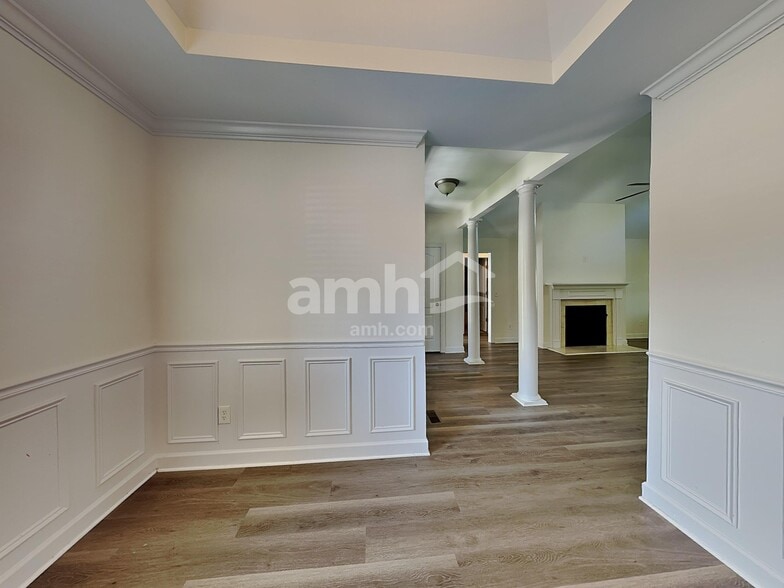 Building Photo - 560 Summit Way