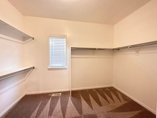 Building Photo - Beautiful Executive Daybreak Home Available!