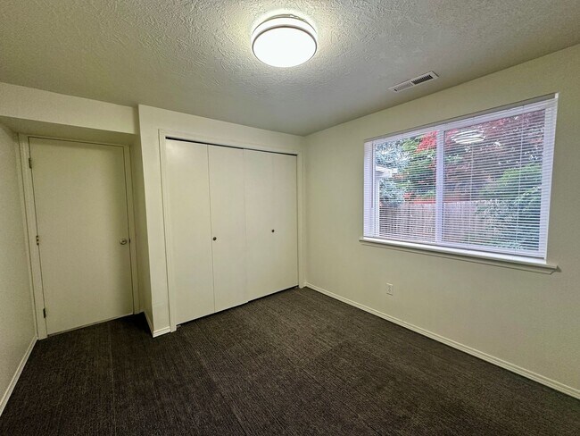 Building Photo - Large Updated Three Bedroom Duplex in Sout...