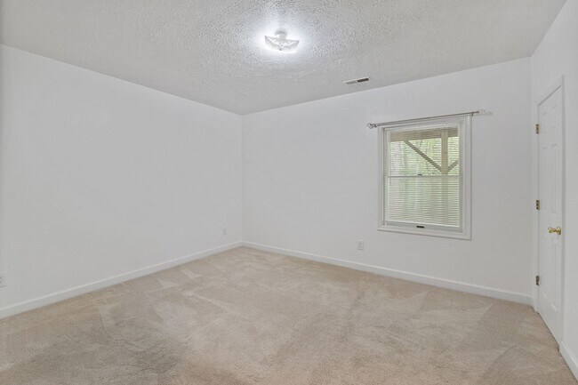 Building Photo - 6 Cheyenne Ct