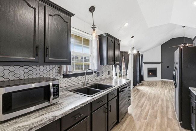 Building Photo - 3 Bedroom | 2 Bathroom | 2 Car Garage | Springfield MO | Fenced Back Yard!