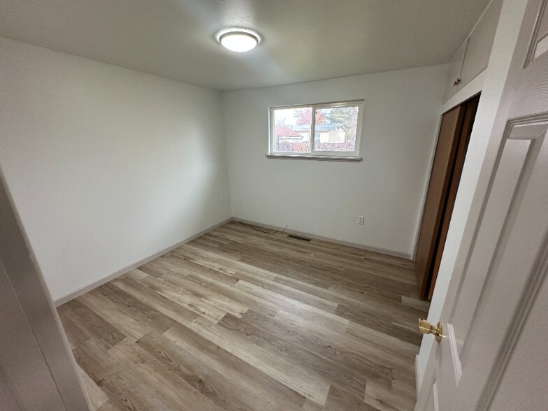 Building Photo - 1260 E 4th N