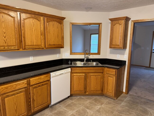 Building Photo - BEAUTIFUL 3 bedroom | 2 bathroom | 3 Car G...