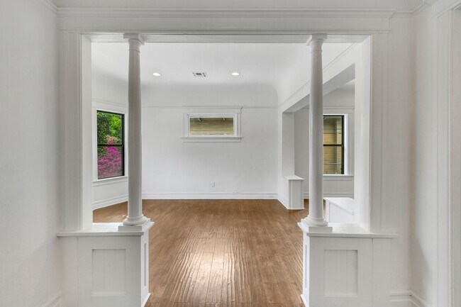 Building Photo - 1492 W 28th St