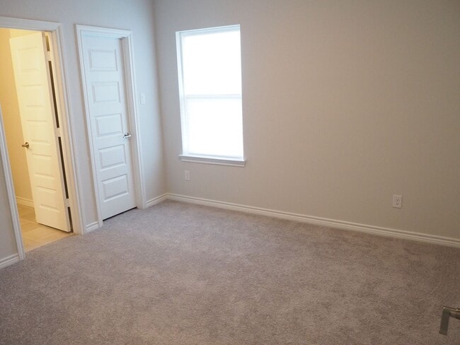 Building Photo - 321 Oak Hollow Way