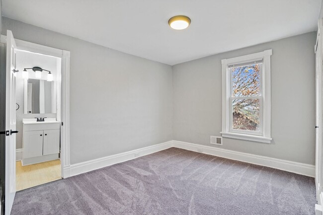 Building Photo - Renovated 3 Bed, 1 Bath Home in Hazelwood - Central AC, Convenient Location - Available Now!