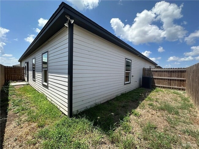 Building Photo - 10 Valley S Cir