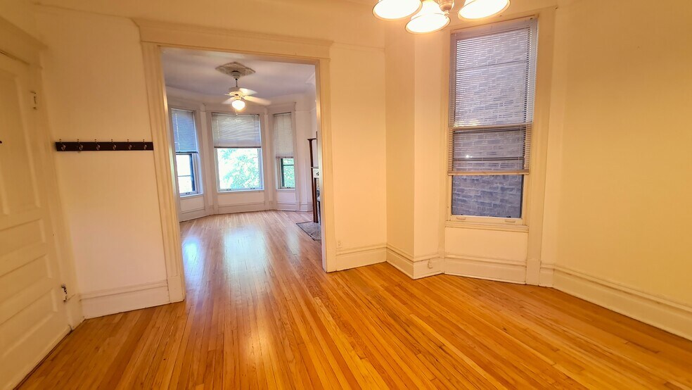 Building Photo - 833 W Newport Ave