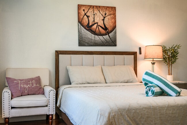 Building Photo - 1250 Stratford Ln