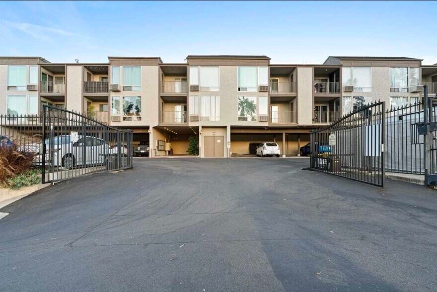 Building Photo - 6675 Mission Gorge Rd