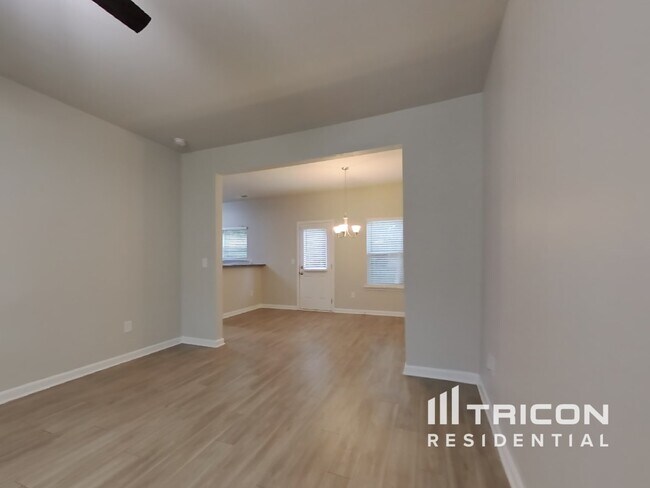 Building Photo - 52 Carriage Hls Dr SE