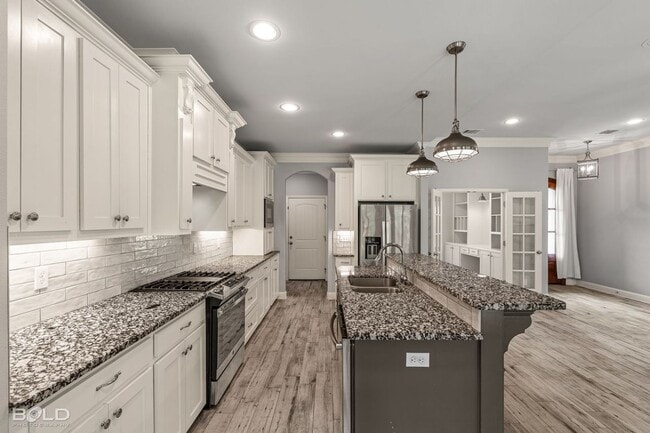 Building Photo - 302 Oscar Cir