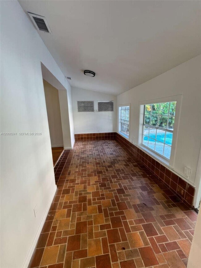 Building Photo - 4582 Royal Palm Ave