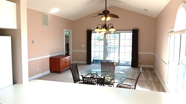 Building Photo - LOVELY 2 BEDROOM, 2 BATHROOM FURNISHED CON...