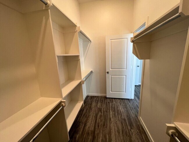 Building Photo - 2018 Kenwood Ave