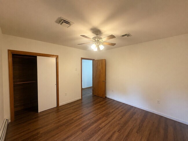 Building Photo - 549 Forest Rd