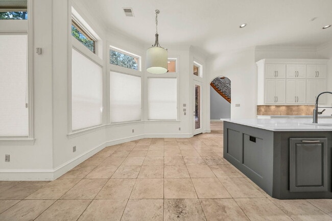 Building Photo - Exceptional 5-bedroom home (2 down) in desirable Woodlands Country Club with landscape & pool mai...