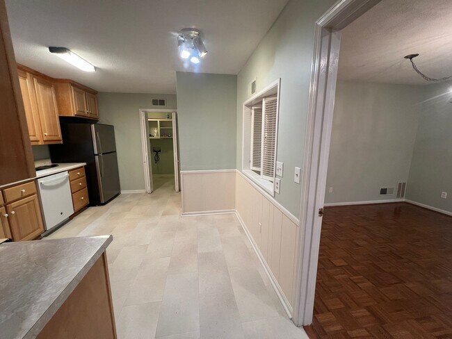 Building Photo - 3 bedroom 2 bathroom single level home in ...