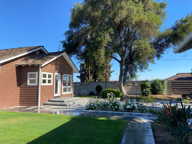 Building Photo - Lovely Country Charm with Swimming Pool