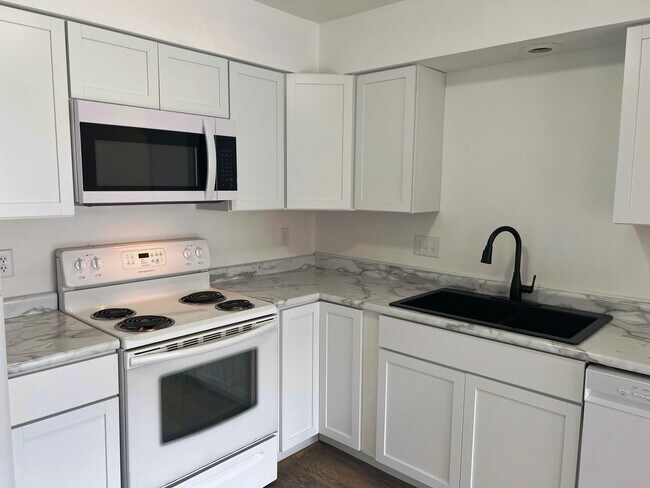 Building Photo - 909 Genrich St