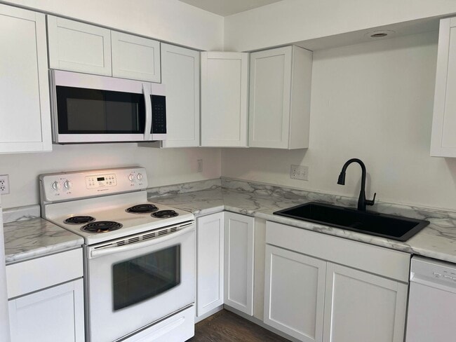 Building Photo - 915 Genrich St