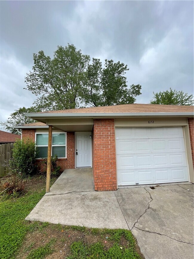 Building Photo - 672 W Martha Dr