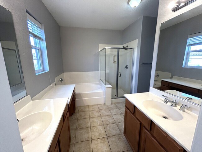 Building Photo - Spacious Elk Grove Townhome!!