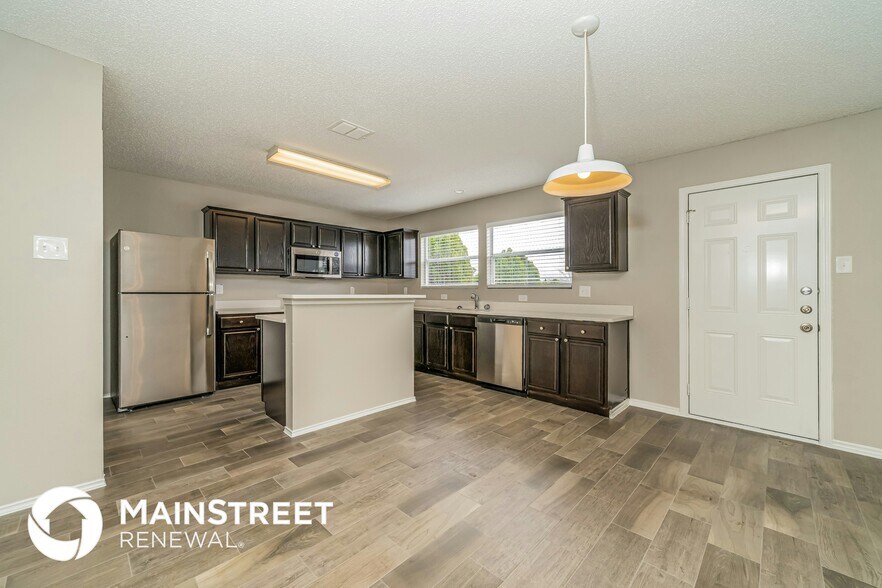 Building Photo - 1420 Chesapeake Dr