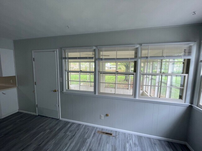 Building Photo - Beautiful 3 bedroom 1.5 bath waiting for you to call home .