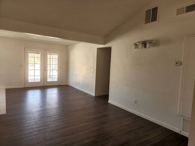 Building Photo - 4 Bedroom, 2 Bathroom Home!