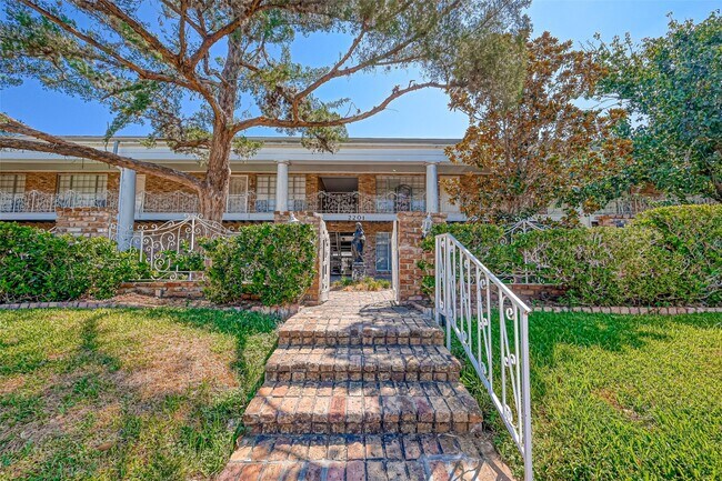 Building Photo - 2121 Fountain View Dr
