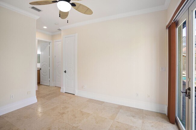 Building Photo - ** OAKES ESTATES ** 4 BED + DEN / 3.5 BATH...