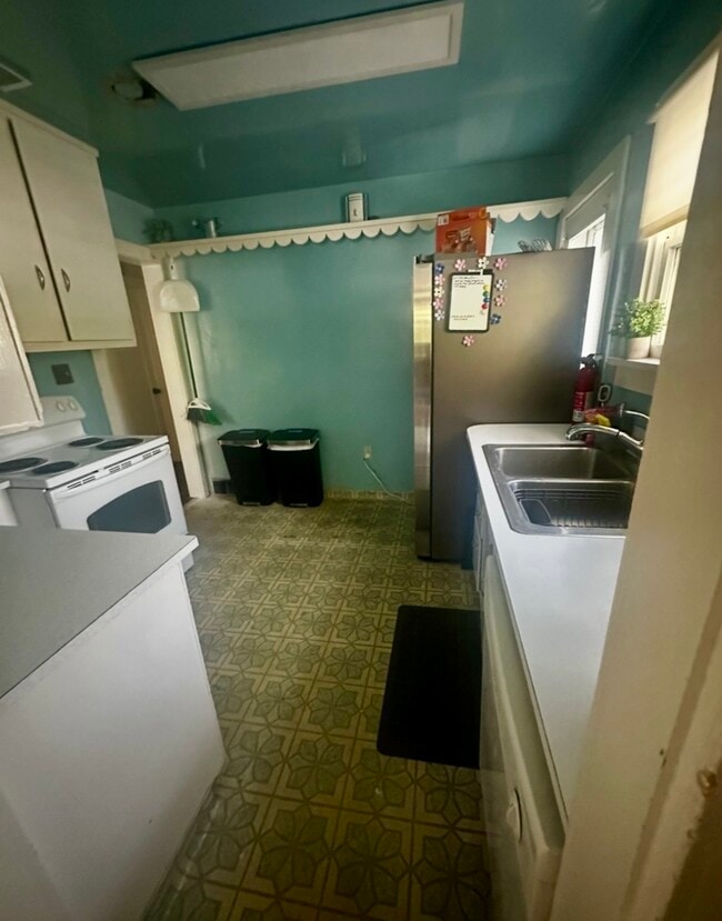 Building Photo - 1005 NE Duncan Ln