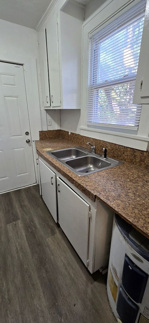 Building Photo - Cozy 3 Bedroom House Available!