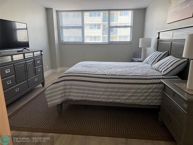 Building Photo - 1236 Hillsboro Mile