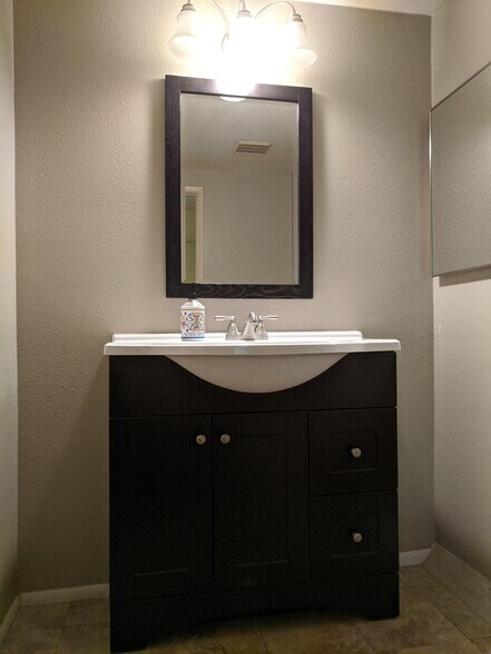 Building Photo - 2204 Cedar St